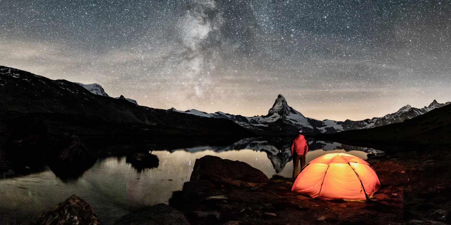 schweiz-camper-in-den-alpen-vor-matterhorn-kulisse-g-576583816.jpeg