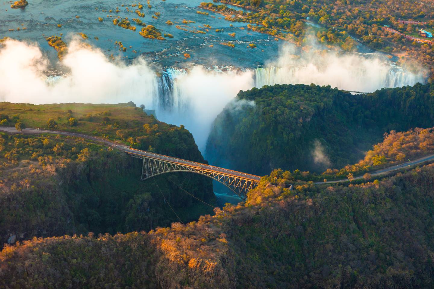 GettyImages-158354502.jpg Brücke und Landschaft bei Victoriafällen