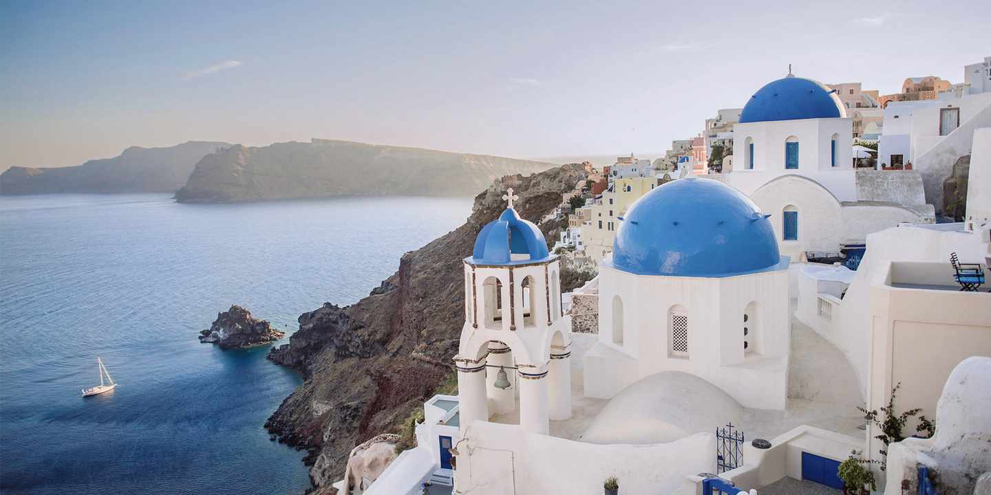 griechenland-santorini-blick-ueber-die-daecher-g-481463344.jpg