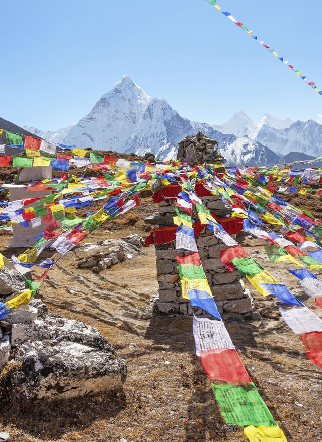 Zur Rundreise Nepal Berg Ama Dablam Gebetsfahnen
