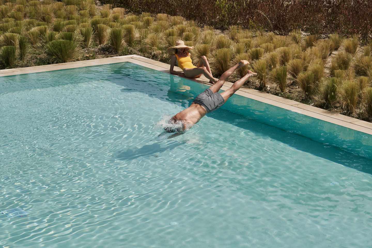 blt9fc20dd23d75d5de-helea_ella-resorts_9104.jpg Ella Resorts - Paar entspannt am Hotelpool