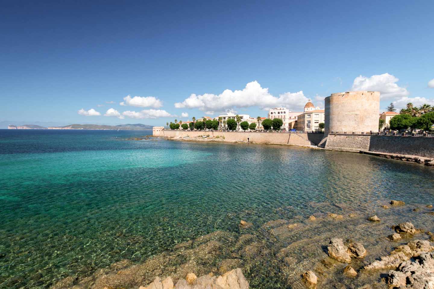 italien-schoenste-orte-sardinien-wasser-und-die-satadt-alghero-italien-g-954226226.jpg