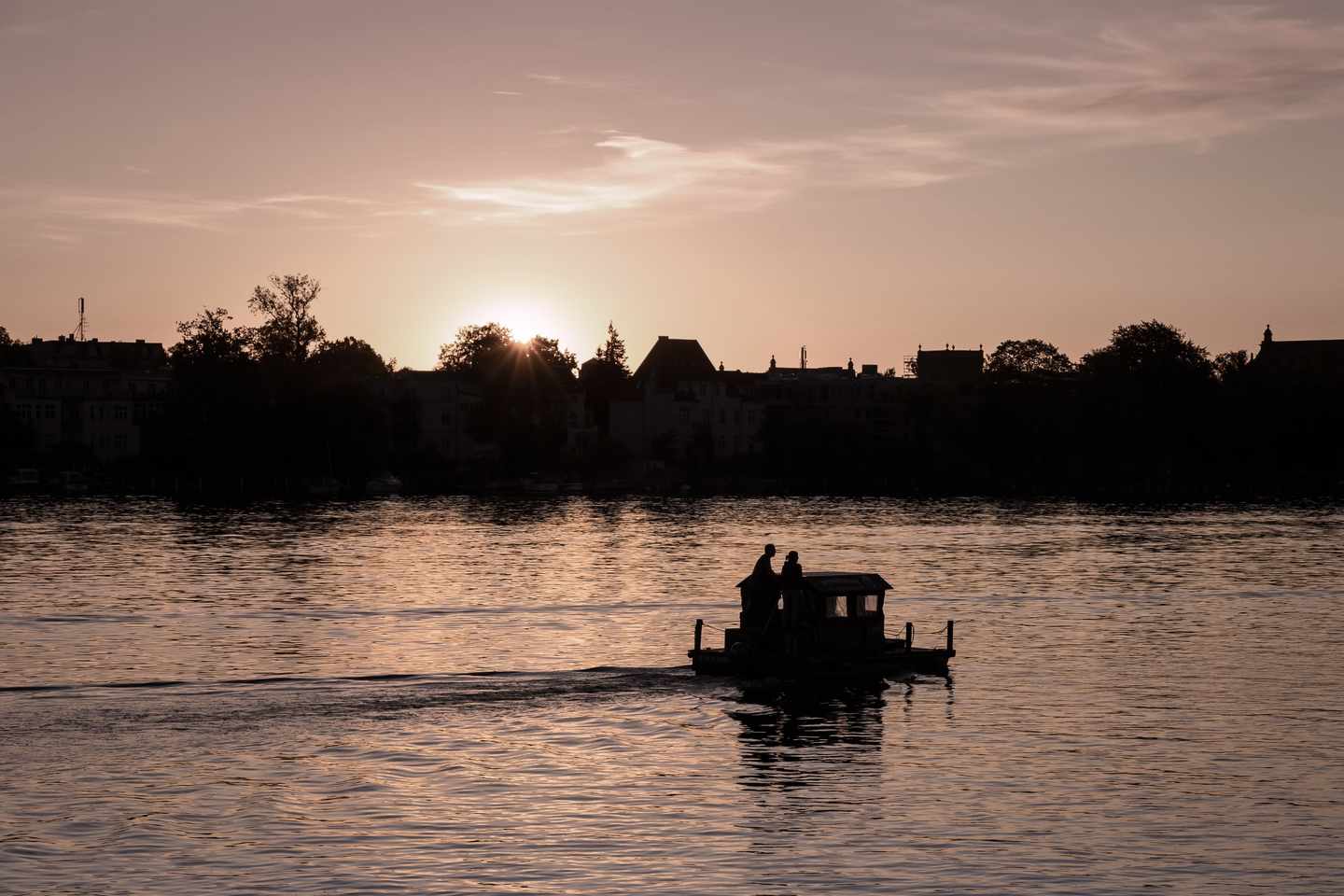 deutschland-brandenburg-havel-paar-hausboot-sonnenuntergang-g-1189498871.jpg