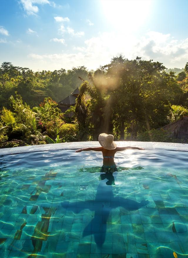 infinity-pool-g-679511598.jpg