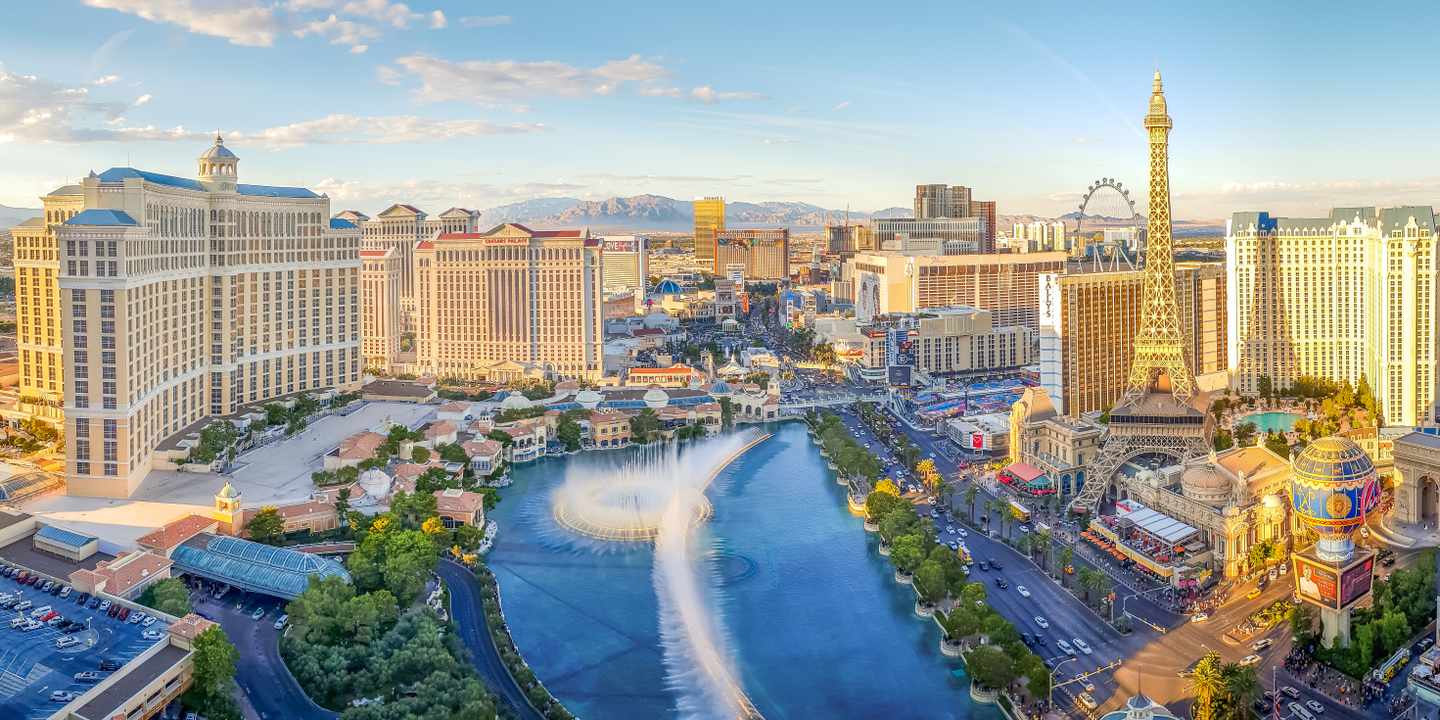 blt8bf4cbcd9d798727-usa-nevada-las-vegas-strip-bellagio-fountains-a-238449334.jpg Vogelperspektive auf den Las Vegas Strip mit Bellagio-Fontänen und Skyline