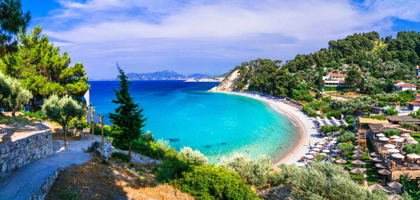 Hotels auf Samos: malerischer Strand mit türkisfarbenem Meer