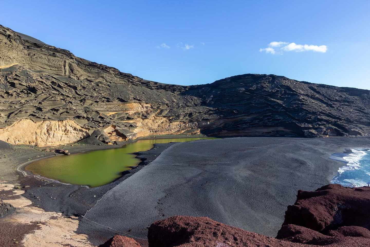 spanien-lanzarote-el-golfo-lago-verde-lavastrand-g-1200465607.jpg