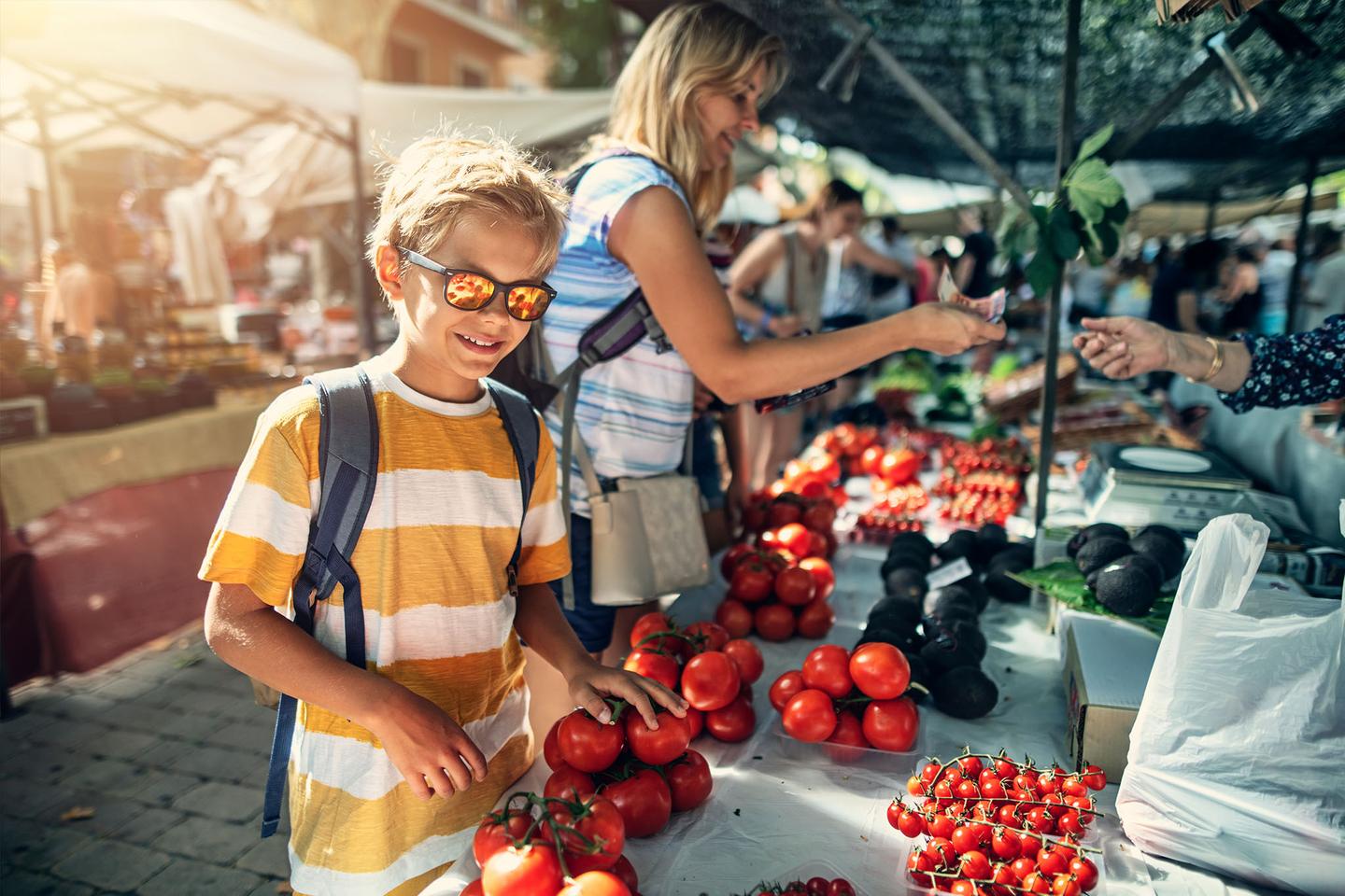 spanien-mallorca-kulinarik-familie-auf-spanischem-bauernmarkt-beim-gemuesekauf-g-1175850313.jpg