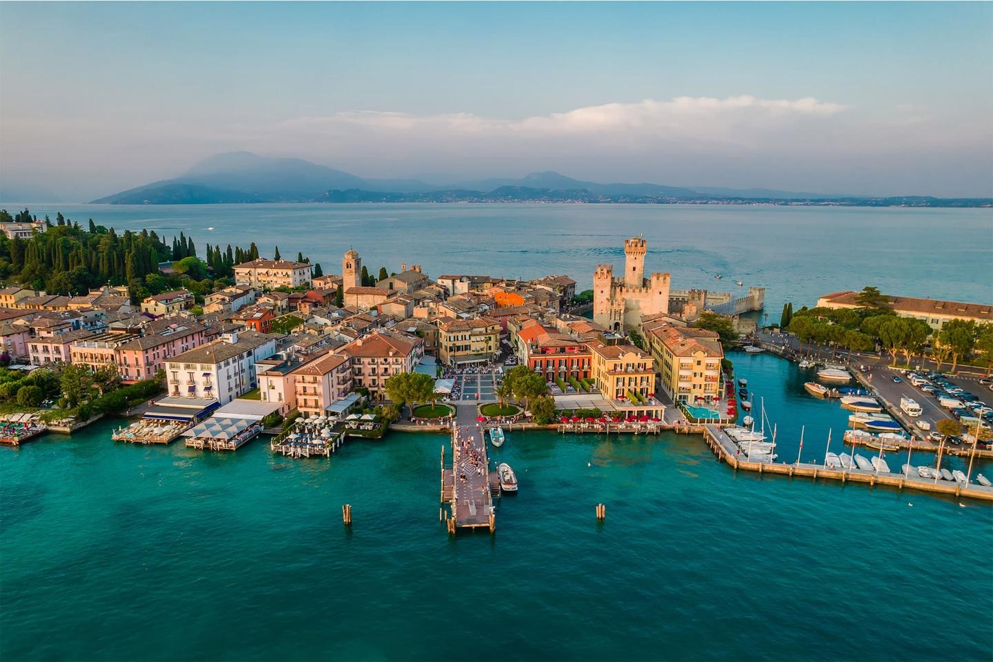 italien-gardasee-sirimone-luftaufnahme-der-stadt-g-1338326033.jpg