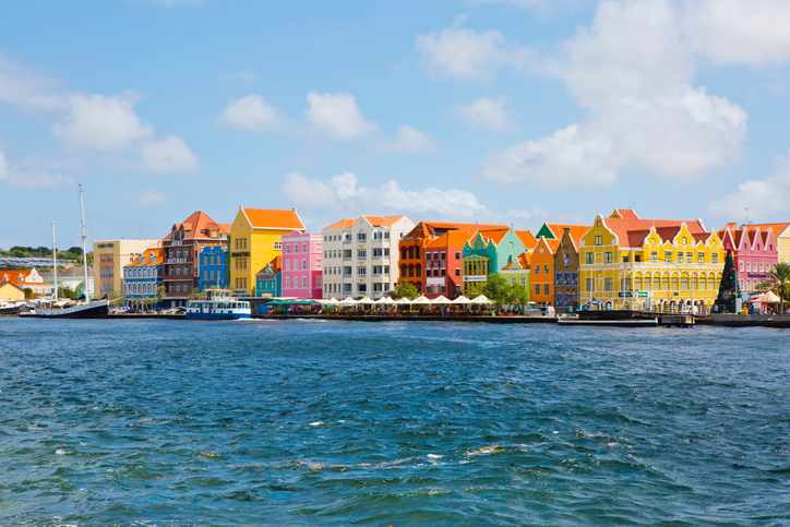 curacao-karibik-bunte-haeuser-g-517715214.jpg