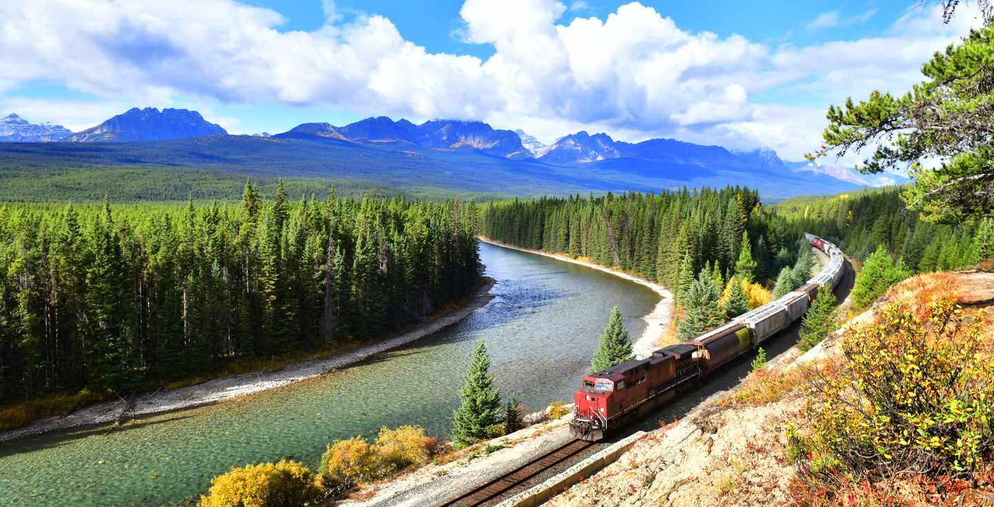 kanada-banff-railway-zug-rocky-mountains-t-945169994.jpg