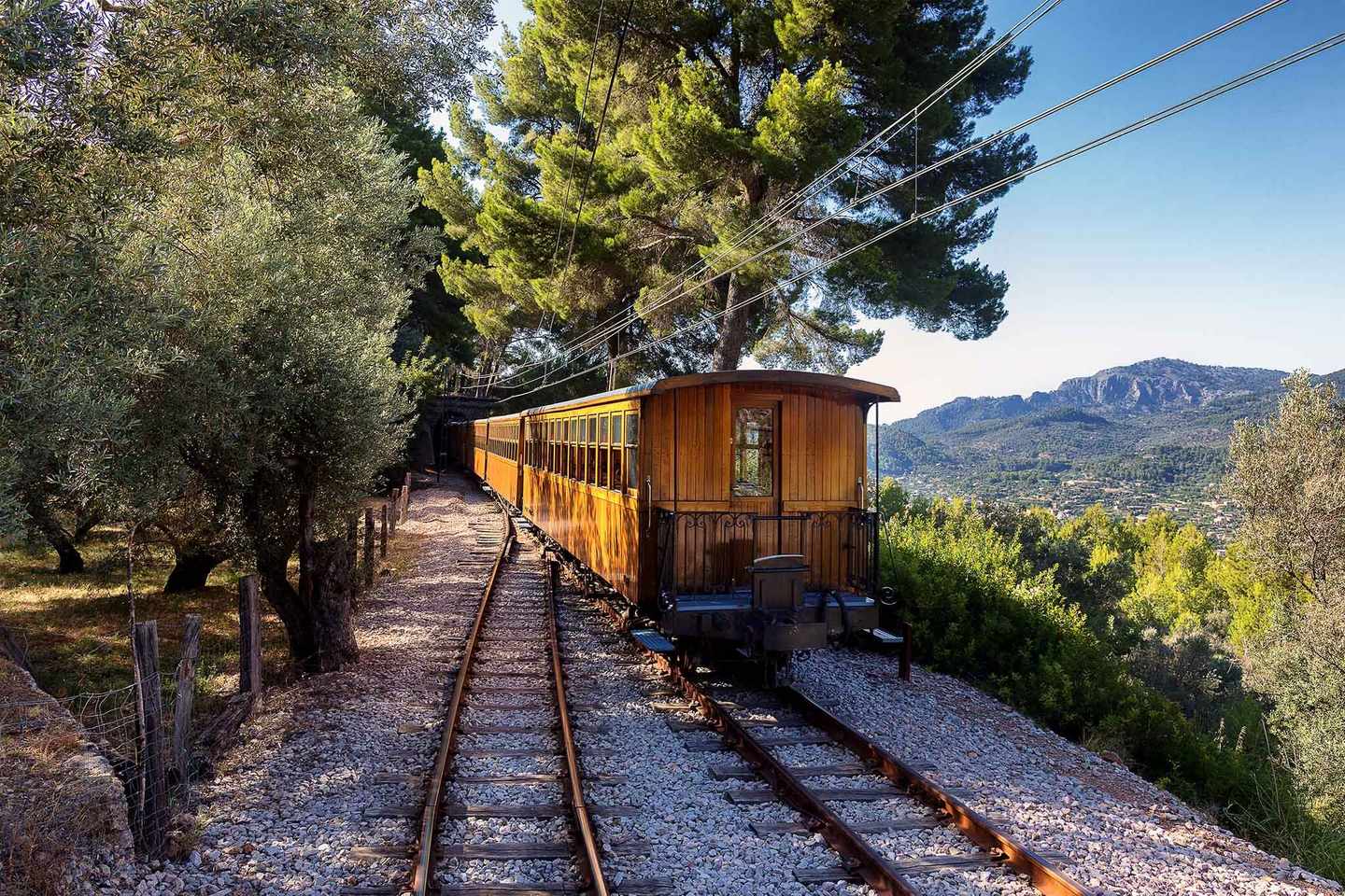 spanien-mallorca-soller-mit-kindern-alter-zug-faehrt-den-berg-hoch-g-820514890.jpg