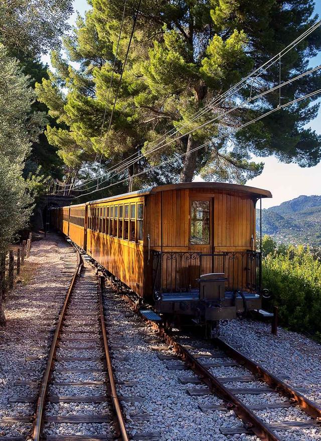 Rundfahrt Mallorca Brauner Holzzug in den Bergen Mallorcas