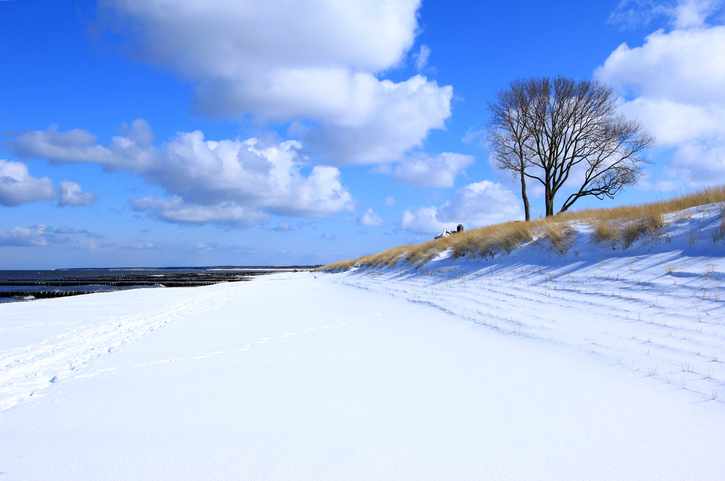 ostsee-ahrenshoop-winter-schnee-strand-g-489431047.jpg