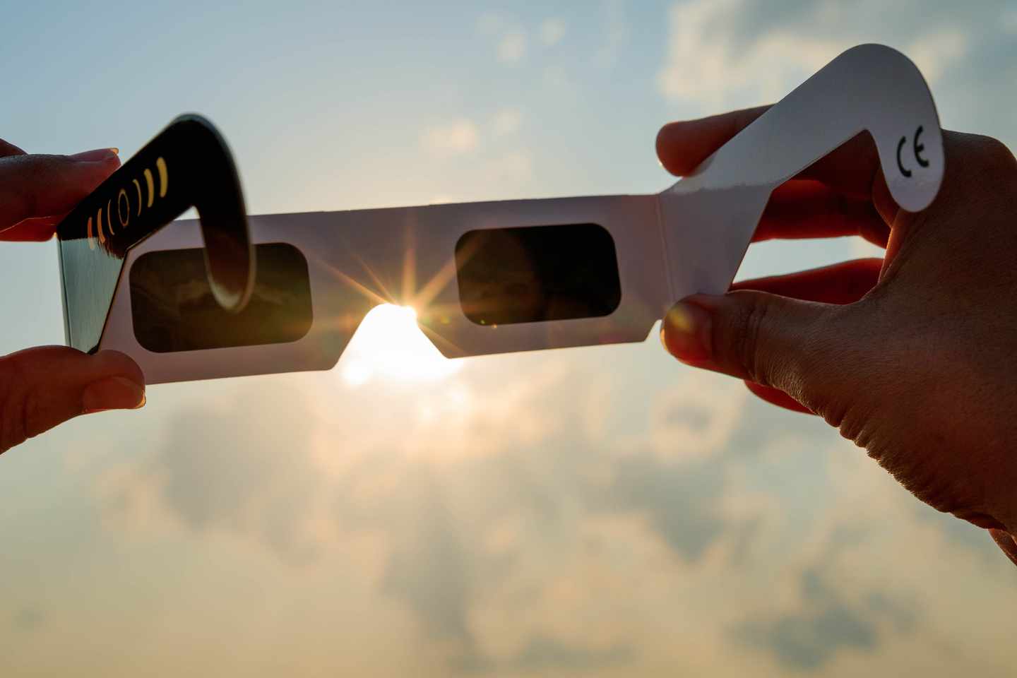 GettyImages-2287623482.jpg Eine Sonnenfinsternis-Brille  die gegen die Sonne gehalten wird