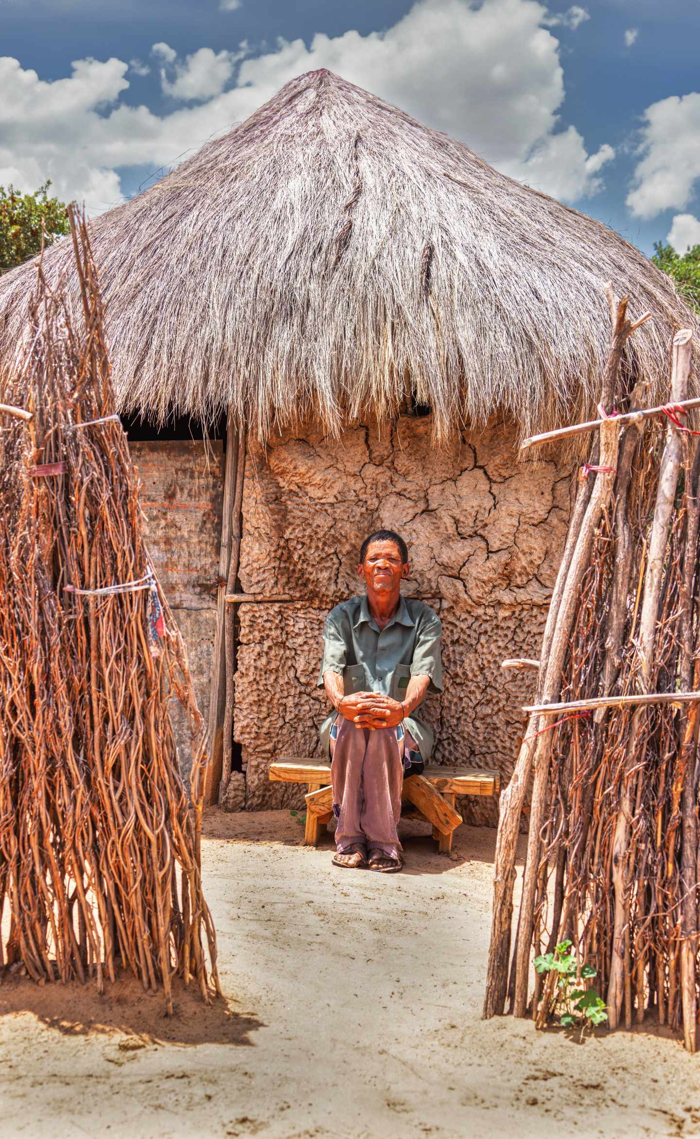 blta36779ca051b3c4a-suedafrika-san-people-g-1963351307.jpg Südafrika Kultur: San-Mann vor seinem Haus