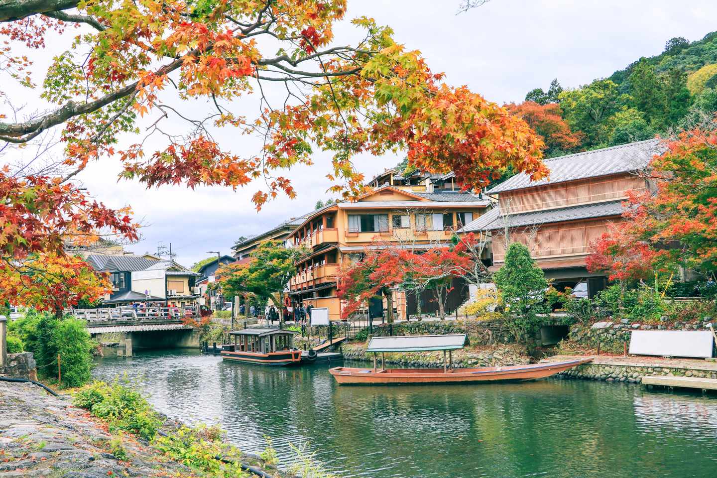 japan-kyoto-arashiyama-fluss-und-boot-g-1147912155