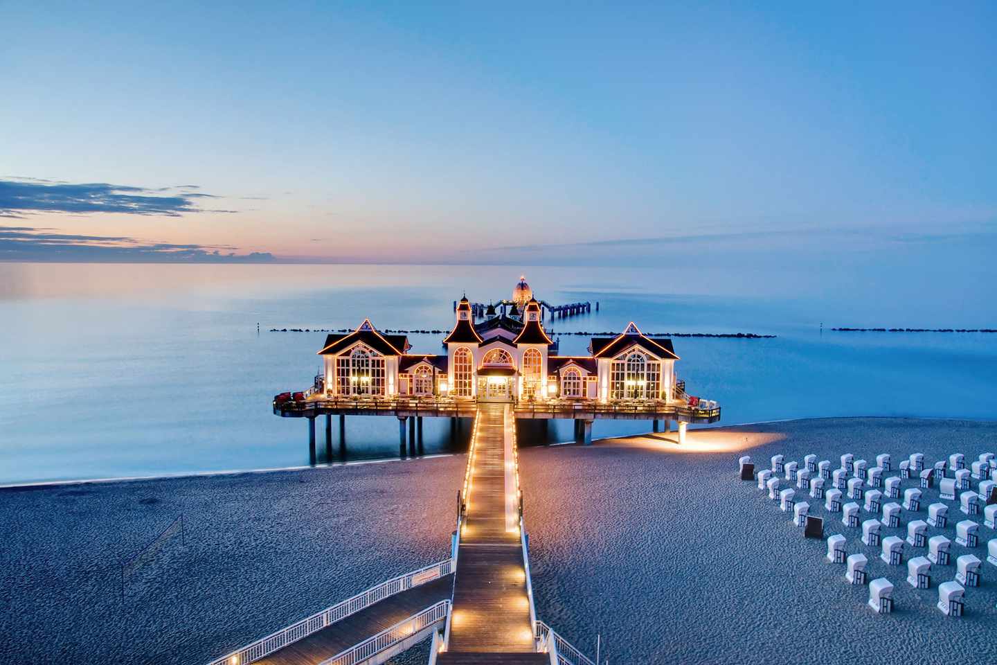 deutschland-nordsee-pier-am-strand-bei-sonnenuntergang-g-105774443.jpg