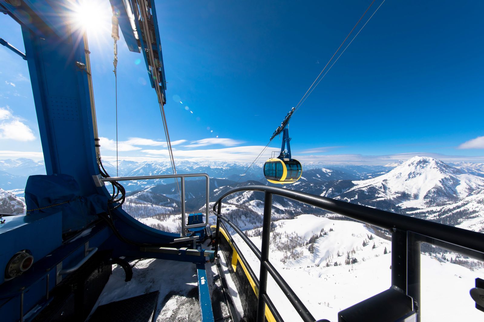 Ausblick aus einem Lift auf das verschneite Dachstein