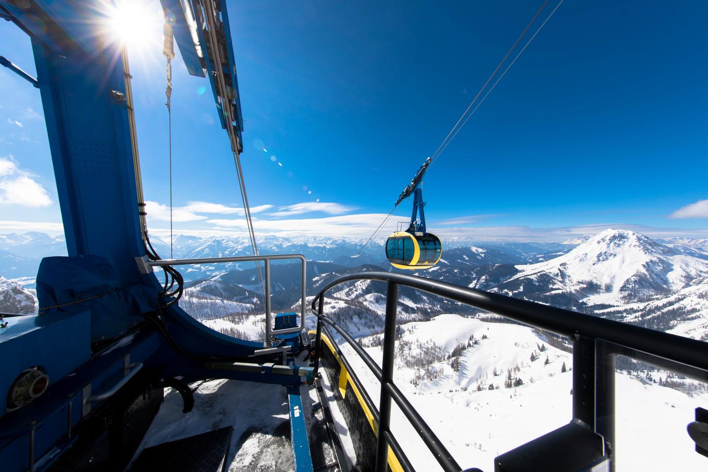 Ausblick aus einem Lift auf das verschneite Dachstein