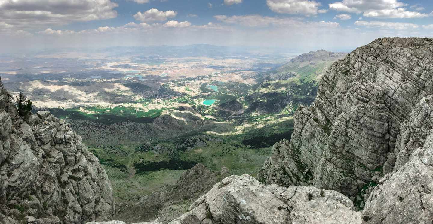 tuerkei-hochgebirge-blick-auf-das-land-mit-seen-g-841947296_bearbeitet.jpg