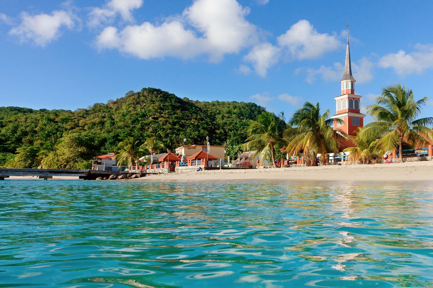der Strand von Les Anses-d'Arlet mit seiner berühmten Kirche im südlichen Teil der Insel Martinique
