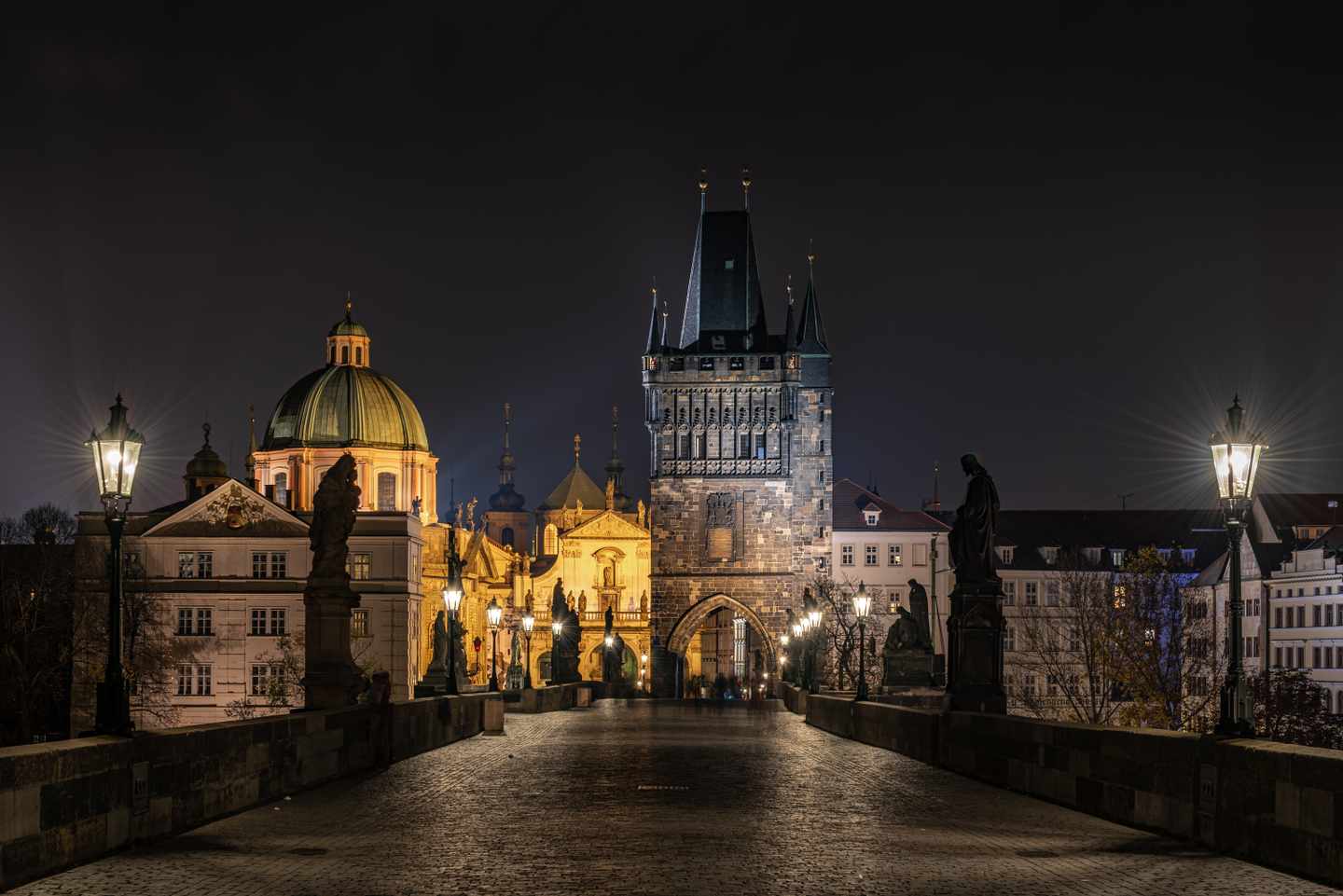 tschechien-prag-blick-auf-den-turm-auf-der-karlsbrücke-g-1352102202.jpg