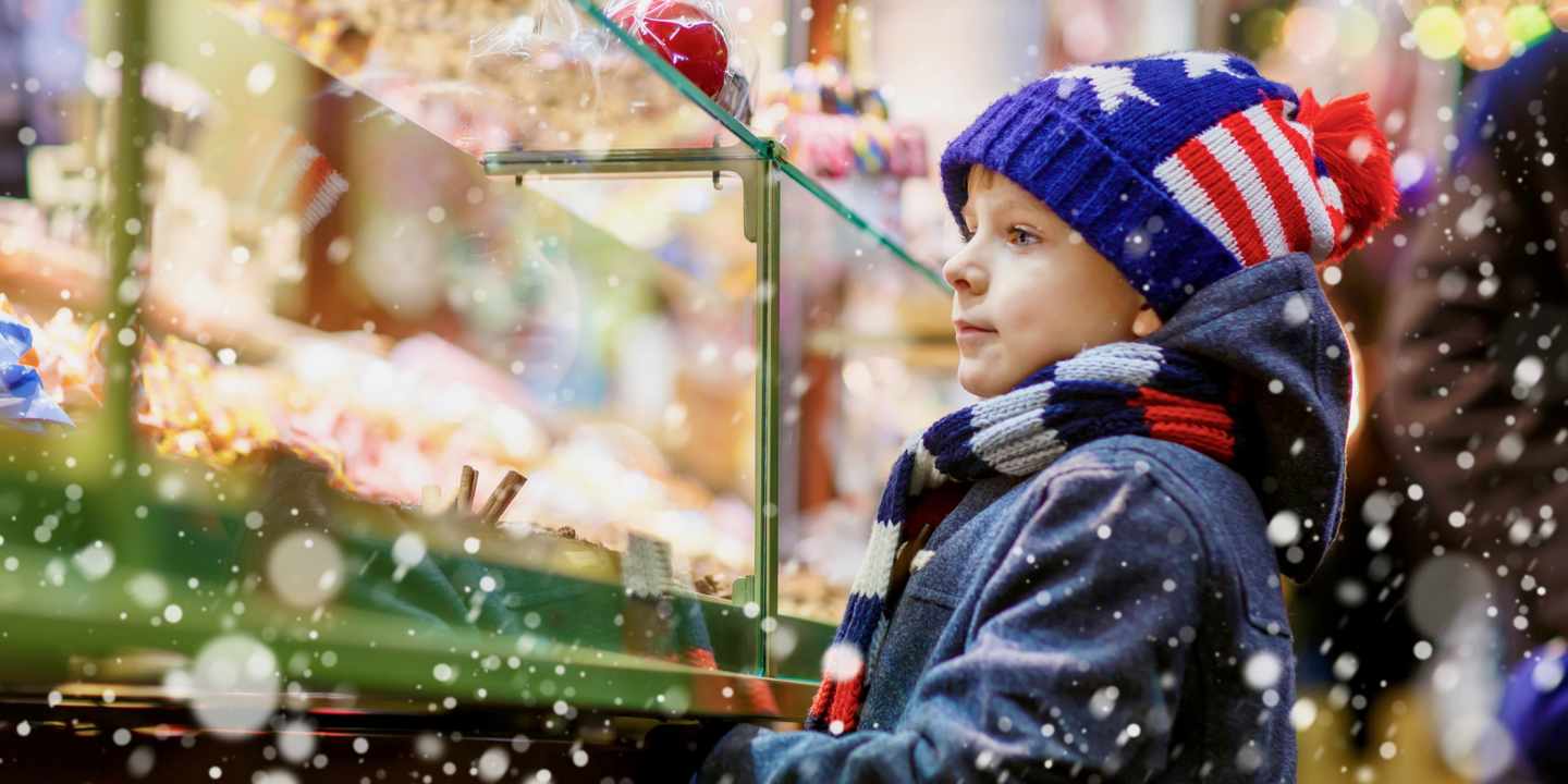 deutschland-junge-auf-einem-weihnachtsmarkt-g-866119414.jpg