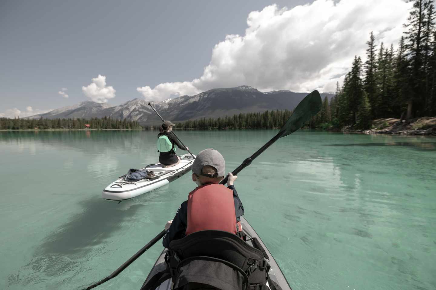 kanada-alberta-jasper-national-park-edith-lake-mutter-sohn-paddeln-g-1450318602.jpg