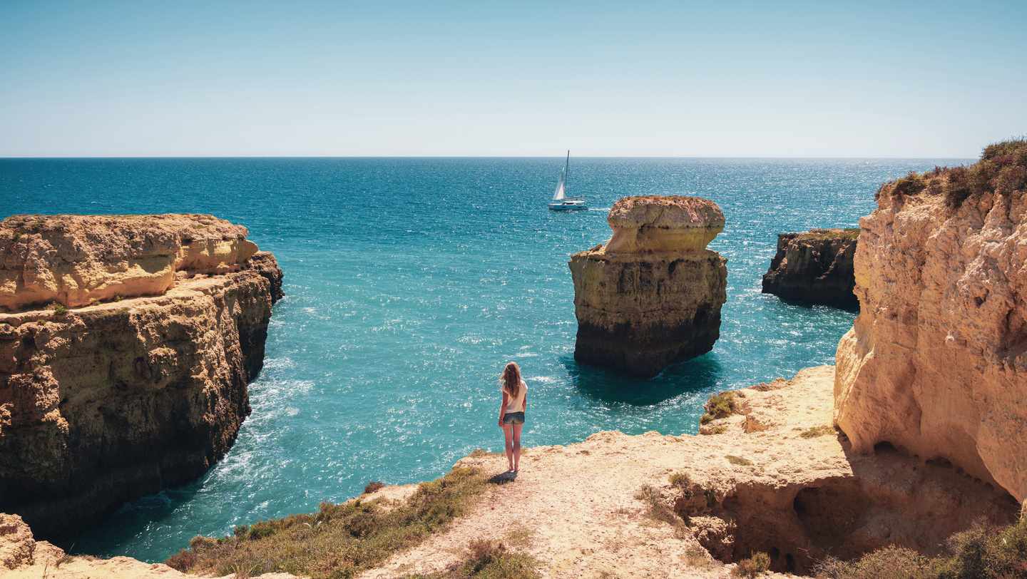 Portugal-Frau-auf-Felsformation-Blick-aufs-Meer-g-1578547196.jpg
