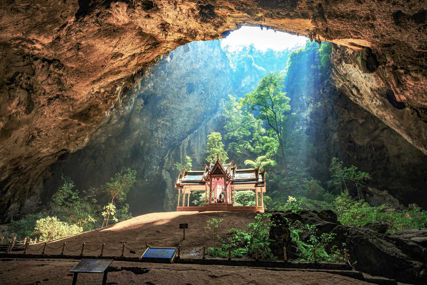 yoga-thailand-khao-sam-roi-yot-national-park-g-698949638.jpg