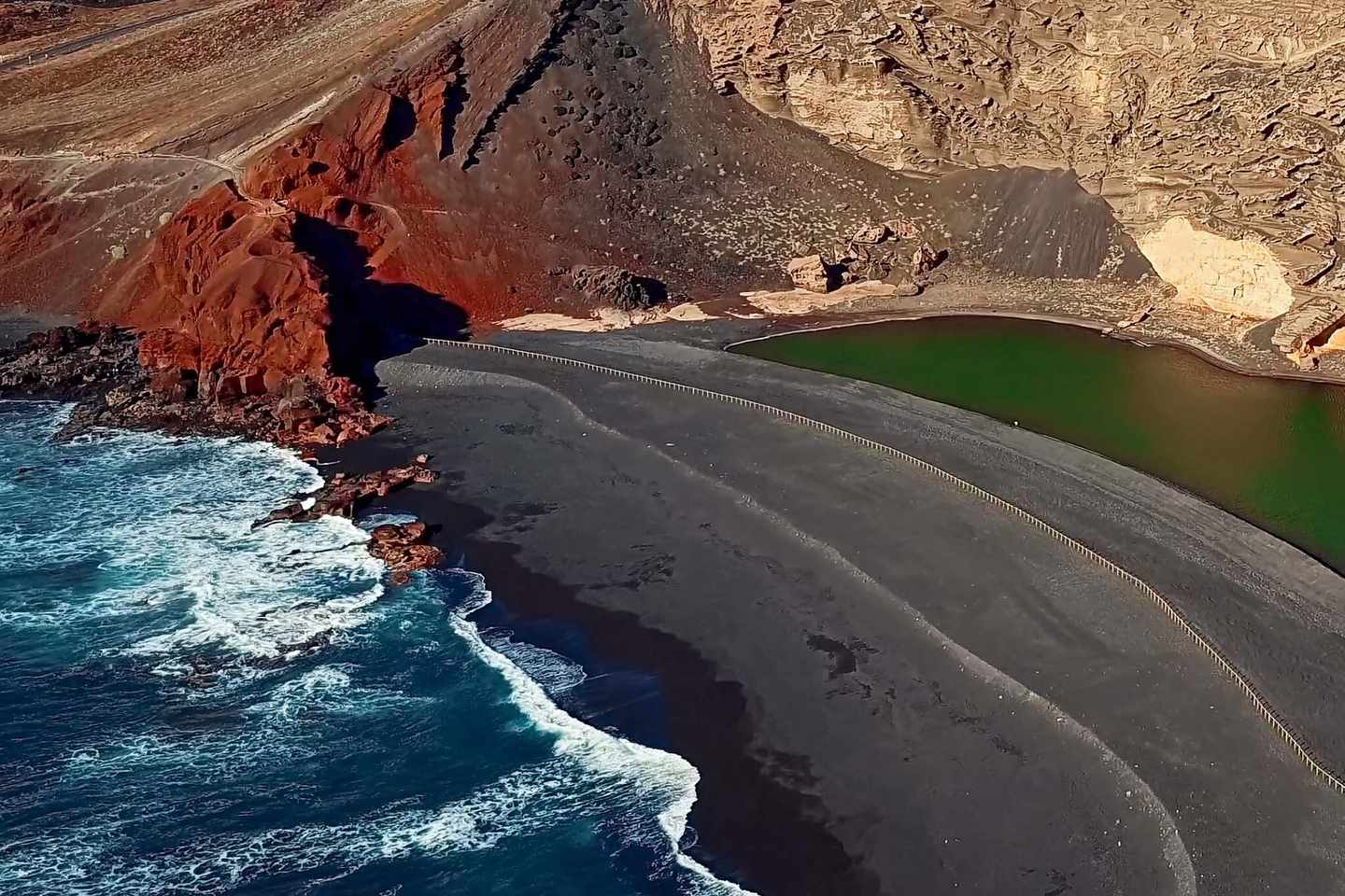 spanien-lanzarote-el-golfo-lago-verde-lavastrand-g-909121906.jpg