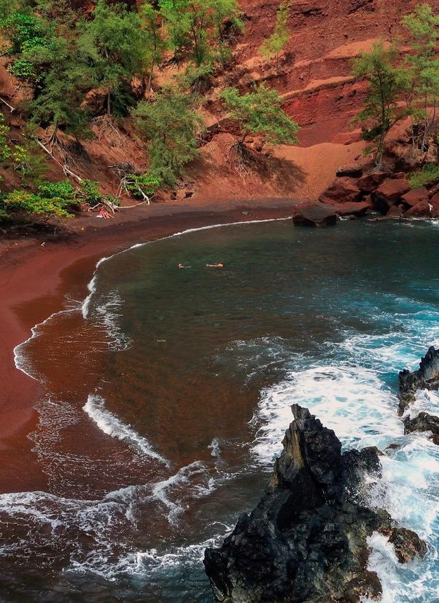 Reisekalender September. Der Red Beach von Maui, Hawaii.