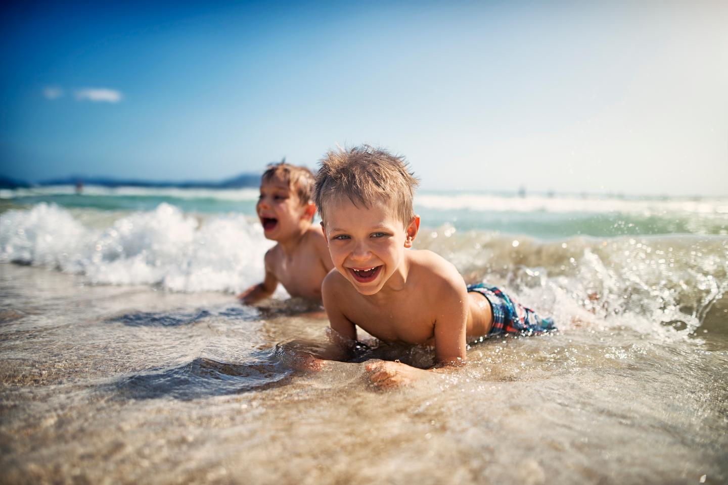kinder-strand-jungen-lachen-meer-g-612856762.jpg