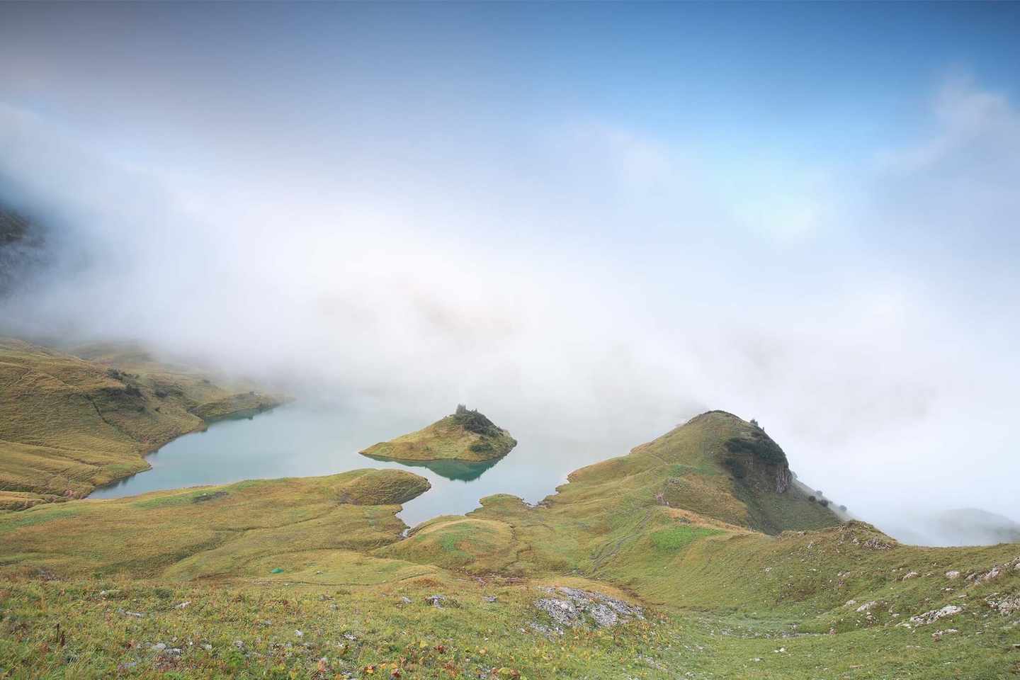 bltd90366547f061545-deutschland-alpen-schrecksee-im-nebel-g-692459026.jpg Deutschland Alpen Schrecksee Blick auf See mit Nebel