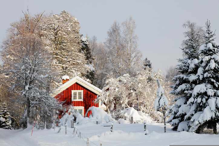 schweden-smaland-winter-rotes-holzhaus-g-153706807.jpg