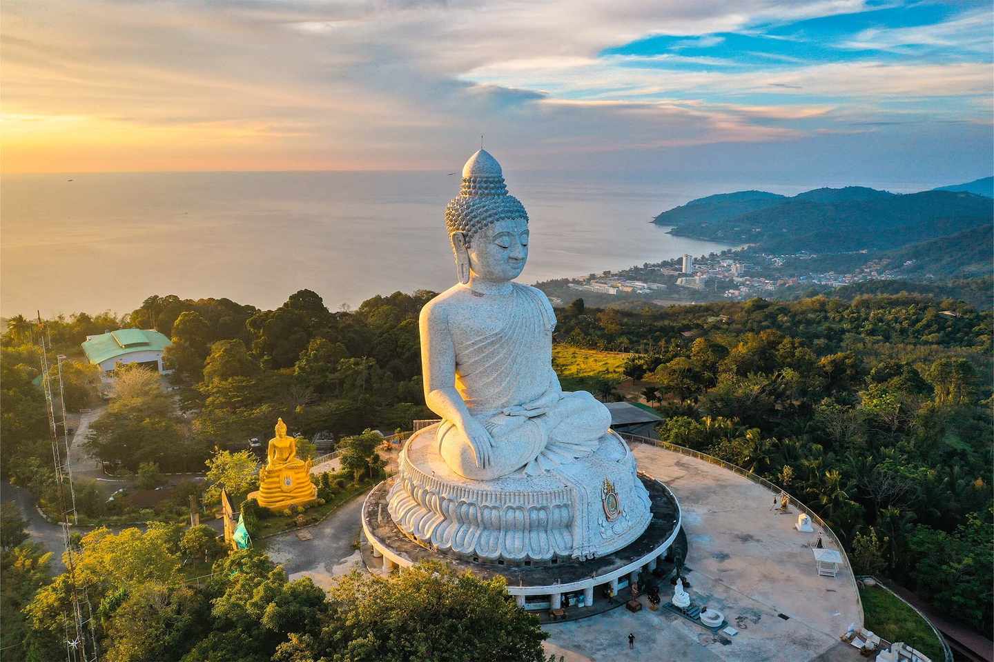 thailand-phuket-sehenswuerdigkeiten-luftaufnahme-des-big-buddha-aussichtspunkts-bei-sonnenuntergang-in-der-provinz-phuket-thailand-g-1365417532.jpg