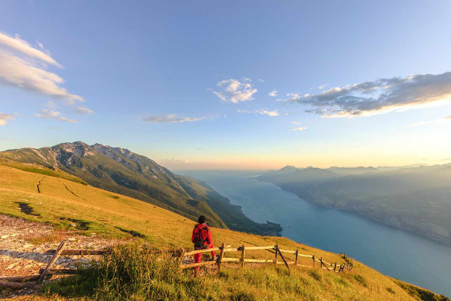 italien-gardasee-monte-baldo-wanderin-blickt-auf-gardasee-g-175395639.jpg