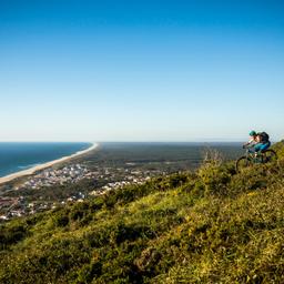 portugal-radfahrer-mit-blick-auf-strand-g-1217722627.jpg