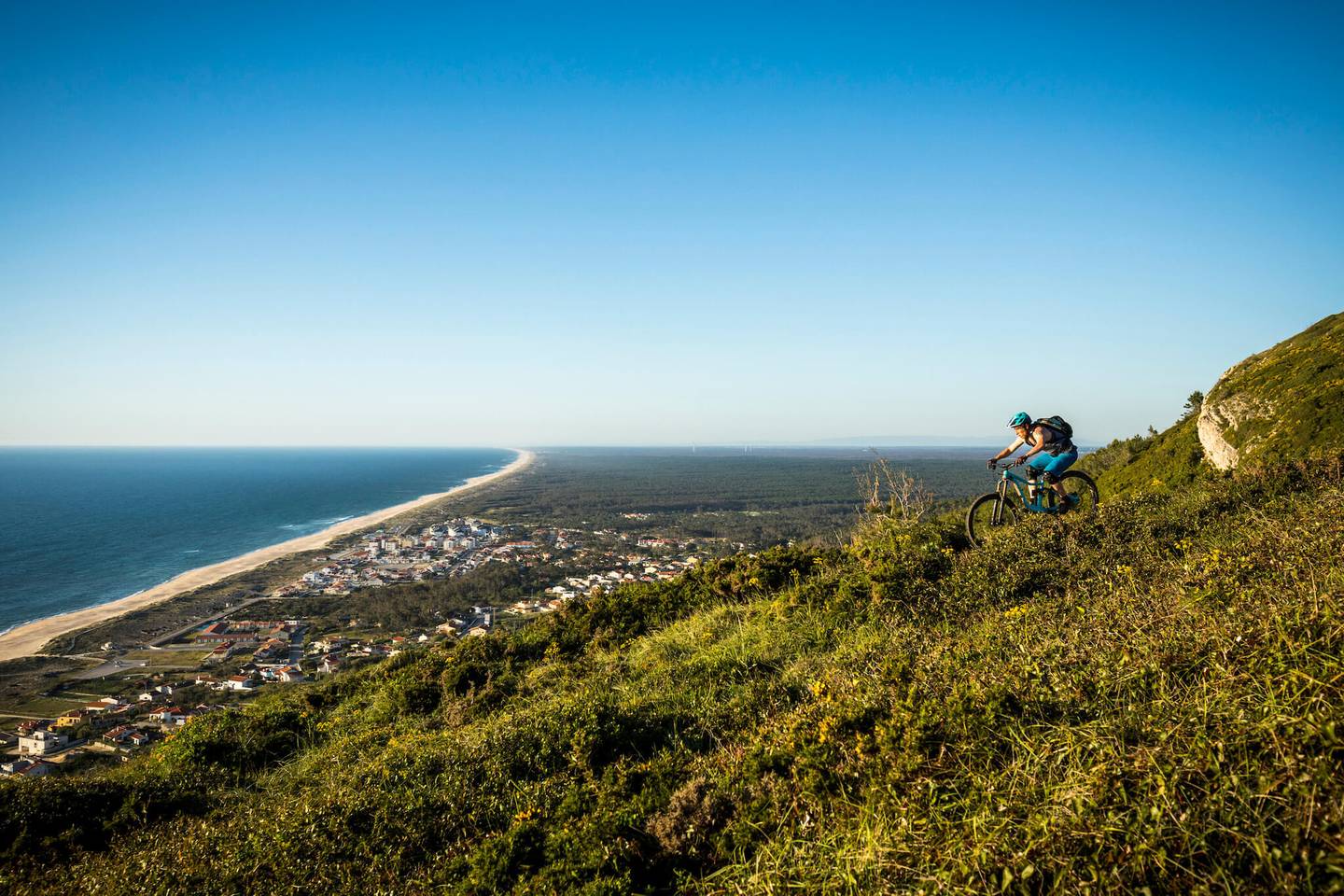 portugal-radfahrer-mit-blick-auf-strand-g-1217722627.jpg