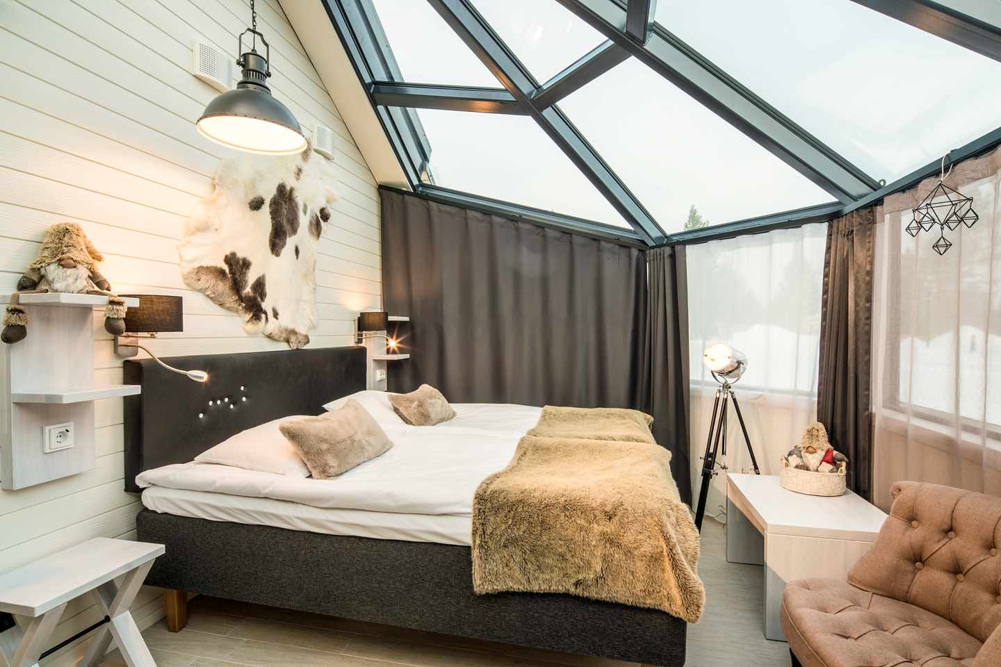 bltd140a847c790e8be-polarlichter-hotels-Santas_Igloos_Arctic_Circle-DER1142392.jpg Bett mit weichen Decken unter Glasdach des Iglus, Schneelandschaft