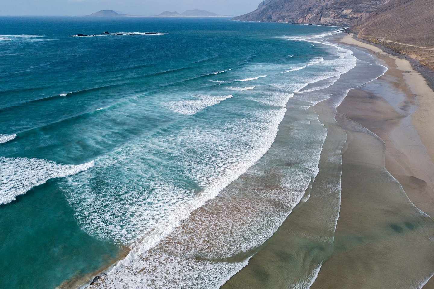 spanien-lanzarote-las-palmas-famara-beach-strand-g-1079232078.jpg