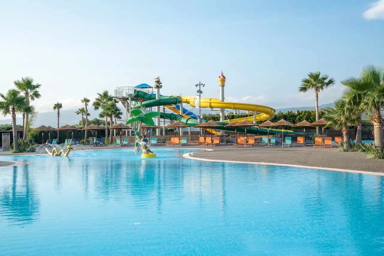 blt1fdaee1d1ba6d3ae-griechenland-kos-bluelagoon-resort-235029-wasserpark-c10-k2426.jpg Hotels mit Wasserpark: Rutsche und Pool im Blue Lagoon Resort auf Kos