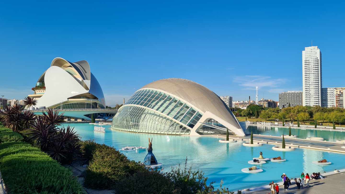 spanien-valencia-ciudad-de-ciencias-506791_Shutterstock_2527401207_Valencia-Stadt-der-Knste-und-Wissenschaften-Kulturelles-und-Architekturwunder.jpg