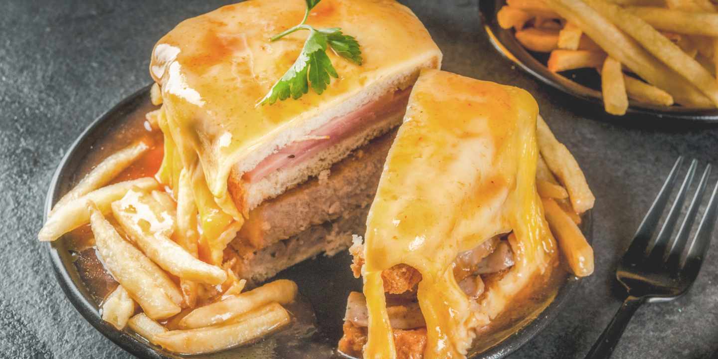 portugal-porto-francesinha-sandwich-kaese-sauce-pommes-traditionell-s-155545646.jpg