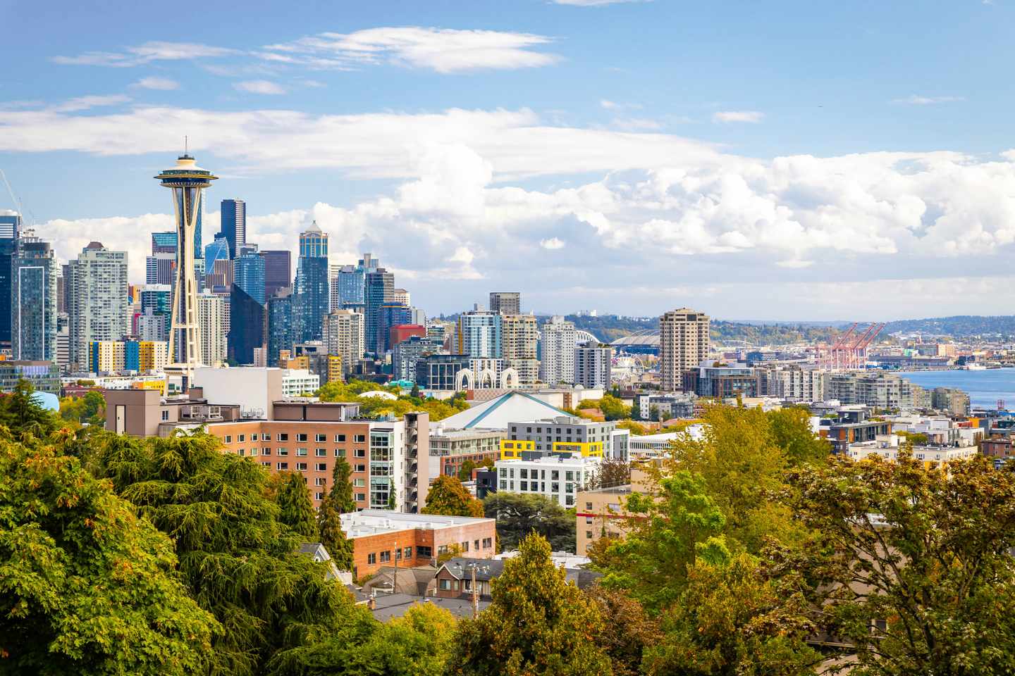 Blick auf die Skyline von Seattle mit der Space Needle und den Hochhäusern der Innenstadt
