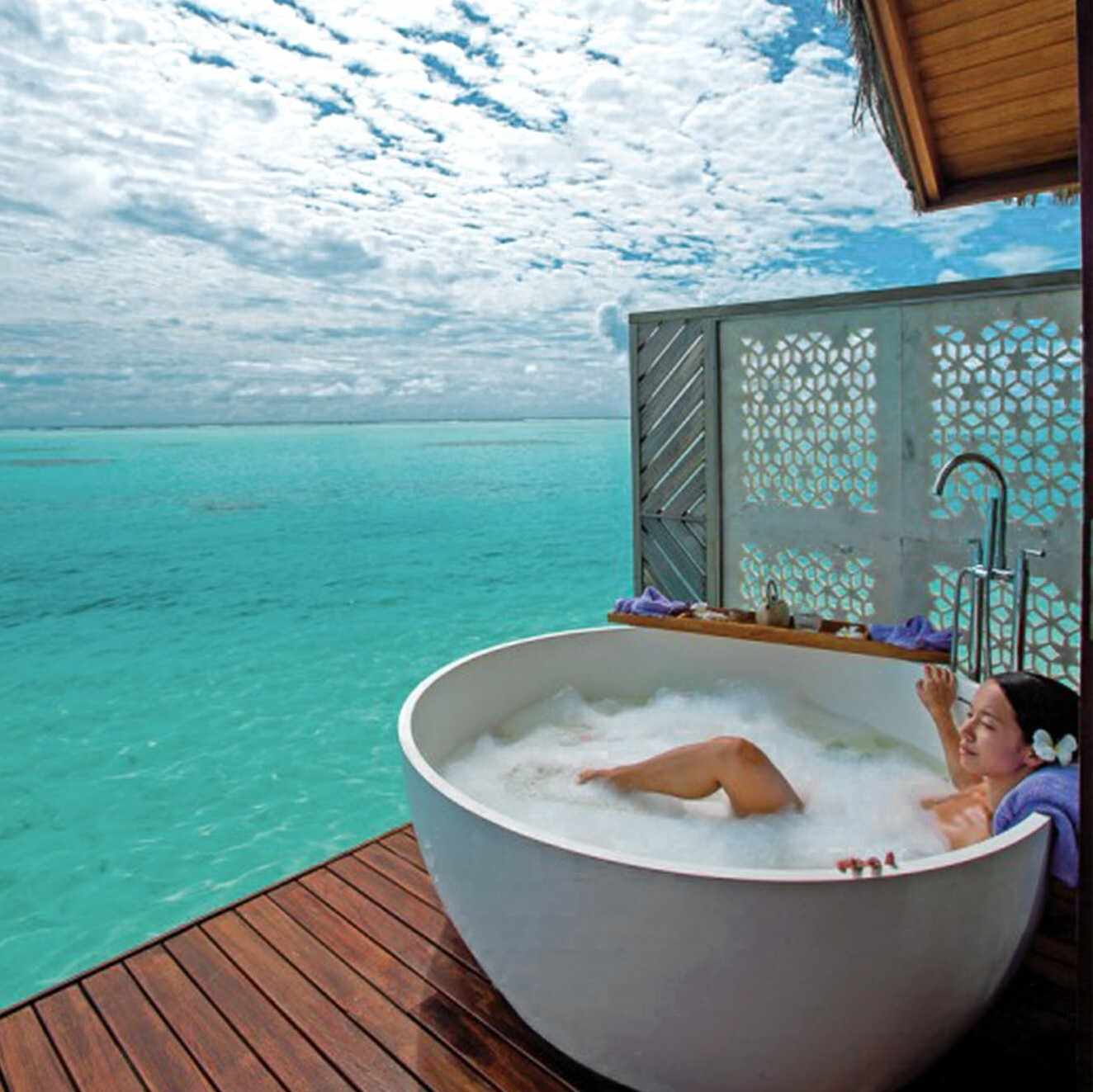 bltca8d888ad5175f48-malediven-wasserbungalows-niyama-private-islands-maldives-zimmer-mit-meerblick-DER_MLE14116-IO_S22_15.jpg Blaues Wasser rings um das OZEN by Atmosphere at Maadhoo