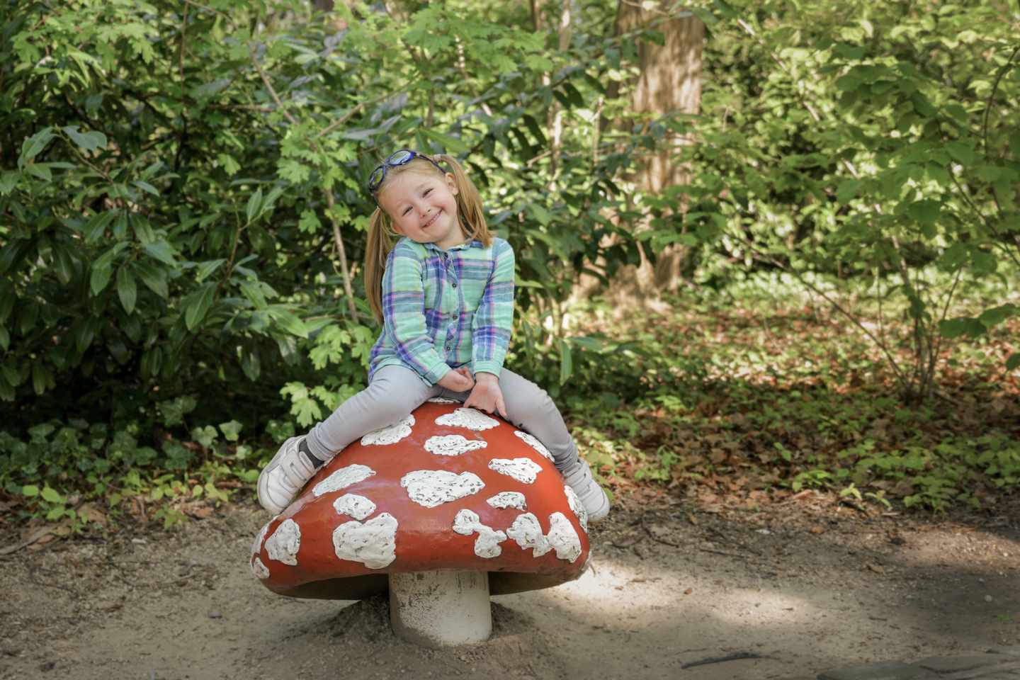 niederlande-eftelingen-maerchenpark-maedchen-pilz-g-1156339849.jpg