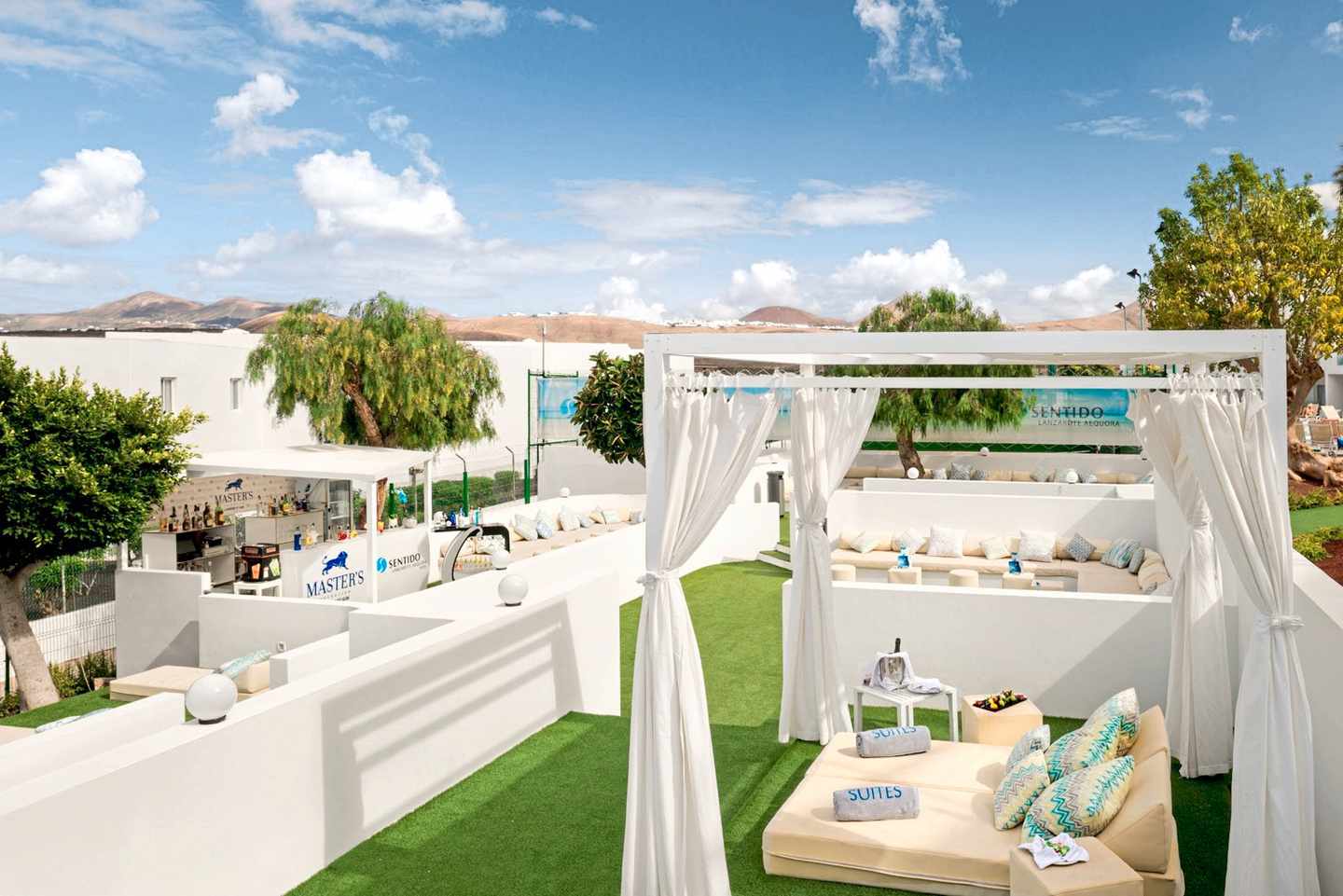 bltc3cdf19a87af8808-spanien-lanzarote-sentido-aequora-lanzarote-suites-lounge-bar-DER1507991.jpg Exklusive Chill-out-Zone im Sentido Aequora Lanzarote Suites mit Lounge und Daybeds