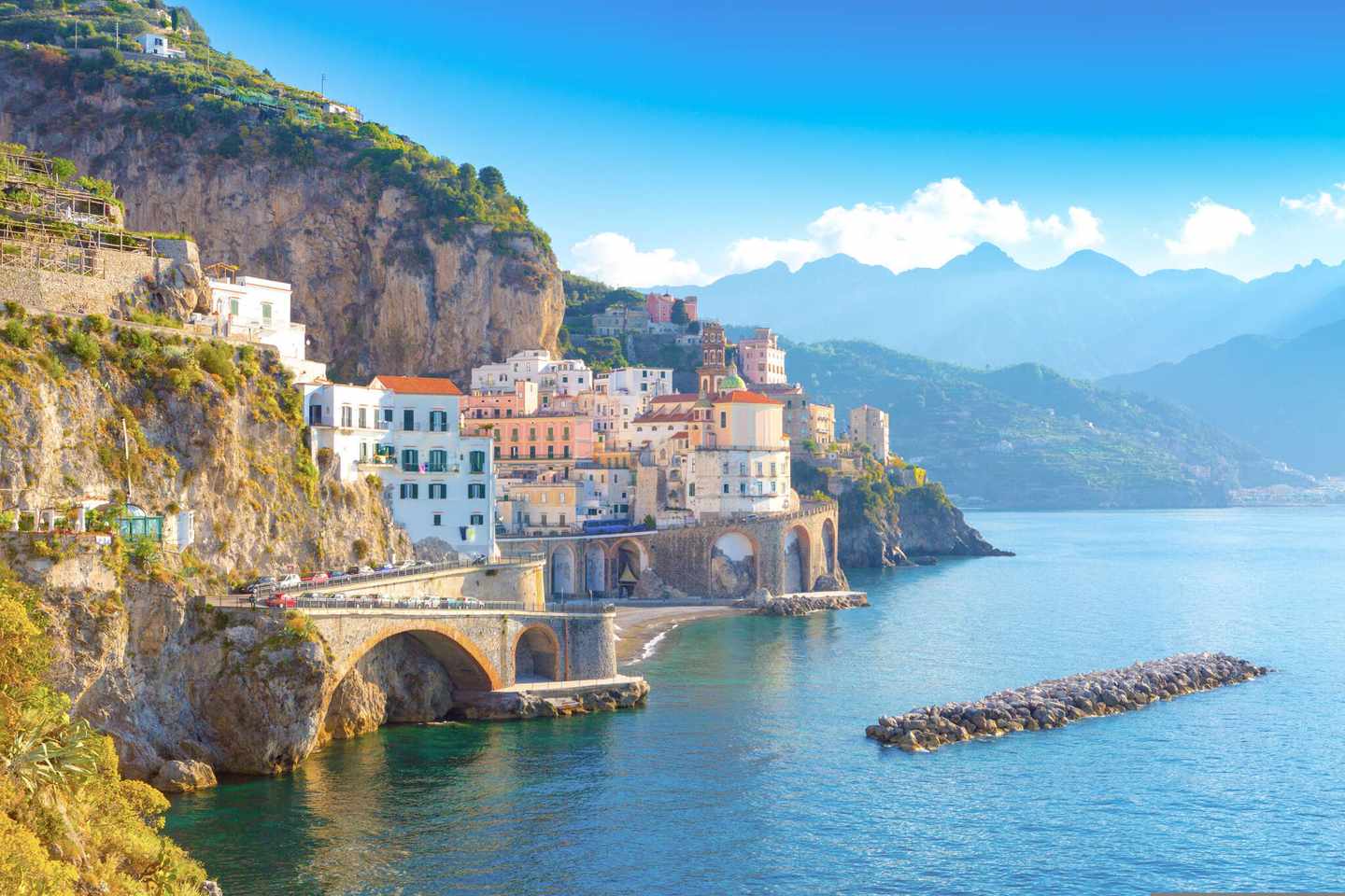 italien-hero-roadtrip-morgen-blick-auf-amalfi-stadtbild-g-96139318.jpg
